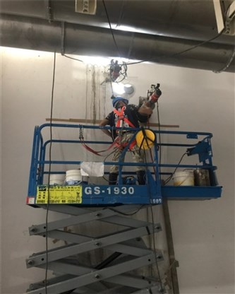 牆面：RC實心水泥牆鑽孔作業